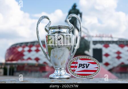 14. Juni 2021 Eindhoven, Niederlande. Das Emblem des Fußballvereins PSV Eindhoven vor dem Hintergrund eines modernen Stadions. Stockfoto