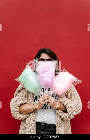 Frau mit drei Zuckerwatte. Speicherplatz kopieren Stockfoto