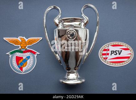 8. August 2021 Lissabon, Portugal. Die Embleme des PSV Eindhoven und S.L. Benfica Lissabon und des UEFA Champions League Cup. Stockfoto