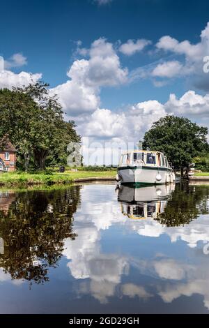 Bootstouren auf dem River Wey im Sommer, Kabinencruiser verlässt Papercourt Lock und navigiert stromaufwärts von Papercourt Lock River Wey Navigations Surrey UK Stockfoto