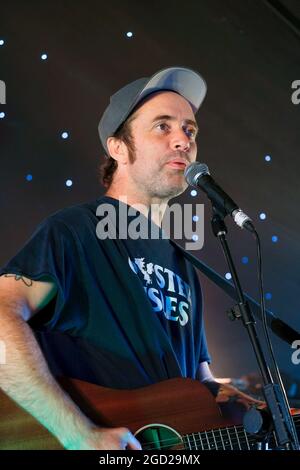 Wickham, Großbritannien. August 2021. Der britische Sänger, Songwriter, Gitarrist, politische und alternative Folk-Sänger Jay McAllister aka Beans on Toast tritt live auf der Bühne im Quay West Zelt, Wickham Festival. (Foto von Dawn Fletcher-Park/SOPA Images/Sipa USA) Quelle: SIPA USA/Alamy Live News Stockfoto