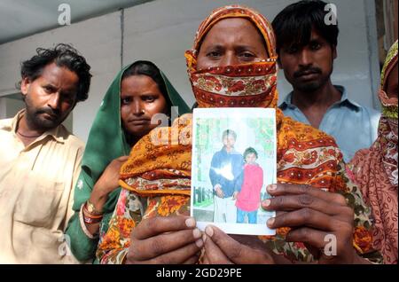 Die Bewohner von Qasimabad veranstalten am Dienstag, dem 10. August 2021, im Hyderabad-Presseclub eine Protestdemonstration zur Genesung ihrer vermissten Kinder. Stockfoto