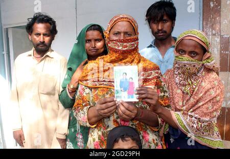 Die Bewohner von Qasimabad veranstalten am Dienstag, dem 10. August 2021, im Hyderabad-Presseclub eine Protestdemonstration zur Genesung ihrer vermissten Kinder. Stockfoto