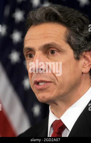 **DATEI FOTO** NY Gouverneur Andrew Cuomo tritt inmitten von Belästigungskandalen zurück. Der designierte Gouverneur Andrew Cuomo und Gouverneur David Pherson bei einer Pressekonferenz, auf der er seinen Übergangsplan im Laufe der Jahre 2010 und 2011 erläuterte. Das Büro des Gouverneurs in New York City. 9. November 2010. Quelle: Dennis Van Tine/MediaPunch Stockfoto