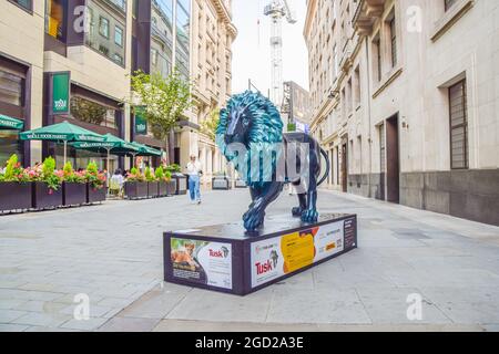 London, Großbritannien. August 2021. Löwenskulptur von John Illsley in der Glasshouse Street, Teil des Lion Trail der Naturschutzorganisation Tusk. In ganz London werden lebensgroße Löwen-Skulpturen ausgestellt, die von berühmten Künstlern, Musikern und Komödianten entworfen wurden, um das Bewusstsein für die Bedrohungen von Löwen zu schärfen und Mittel für den Schutz und die Lebensgrundlagen zu sammeln, die von COVID-19 in Afrika betroffen sind. Stockfoto