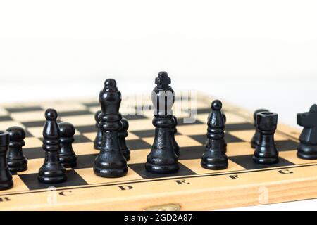 Schwarze Schachfiguren oder Figuren auf dem Schachbrett des Spiels in Nahaufnahme Stockfoto