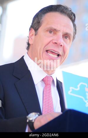 **DATEI FOTO** NY Gouverneur Andrew Cuomo tritt inmitten von Belästigungskandalen zurück. NEW YORK, NY - 7. MAI: Andrew M. Cuomo, Gouverneur des Bundesstaates New York, nimmt am Donnerstag, 7. Mai 2015, in New York, NY, an einer Lohnkundgebung am Union Square Teil. Foto von Raymond Hagans/MediaPunch Stockfoto