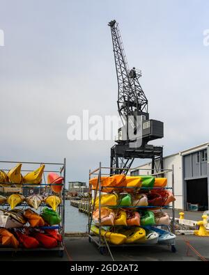 Kajaks, gestapelt in einem Rack am Dock, Queenstown, Südinsel, Neuseeland Stockfoto