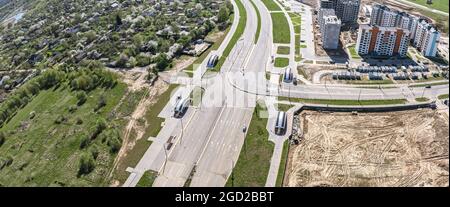 Luftdrohnenaufnahme der neuen Wohnsiedlung. Neues Wohngebiet im Bau. Panoramabild. Stockfoto