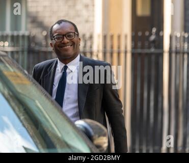 London, Großbritannien. August 2021. Kwasi Kwarteng, Business Secretary, leaves 10 Downing Street, London UK Credit: Ian Davidson/Alamy Live News Stockfoto