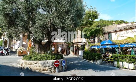 Ramatuelle, Frankreich - Juni 9. 2016: Blick auf Platz mit großem alten Olivenbaum in mediterranem Dorf mit typisch französischem Café im Sommer Stockfoto