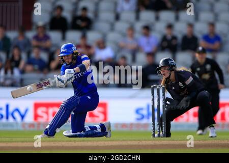 Manchester, Großbritannien. August 2021. Heather Knight klattiert am 8/10/2021 in Manchester, Vereinigtes Königreich für London Spirit. (Foto von Conor Molloy/News Images/Sipa USA) Quelle: SIPA USA/Alamy Live News Stockfoto
