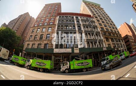 Am Freitag, den 6. August 2021, stellte sich vor einem Gebäude in Greenwich Village in New York eine Armee von Junkluggern-Müllabfuhr-Lastwagen auf und war einsatzbereit (© Richard B. Levine) Stockfoto