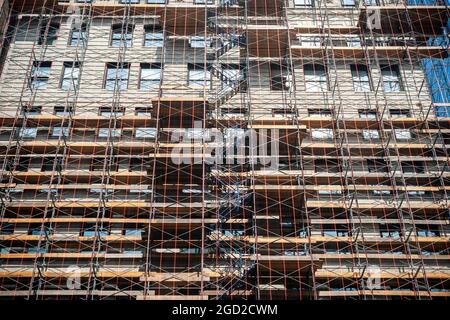 Gerüste auf einem Bürogebäude im Gramercy Park in New York am Samstag, den 7. August 2021. (© Richard B. Levine) Stockfoto