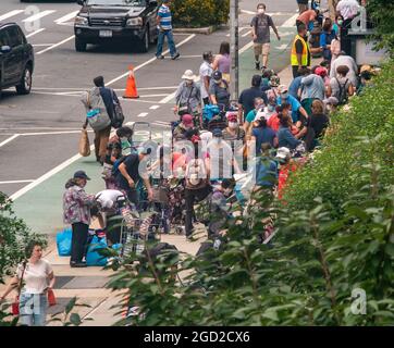 Hunderte tauschen ihre Großzügigkeit am Mittwoch, den 4. August 2021, vor der Speisekammer der Heiligen Apostel in Chelsea in New York aus. (© Richard B. Levine) Stockfoto