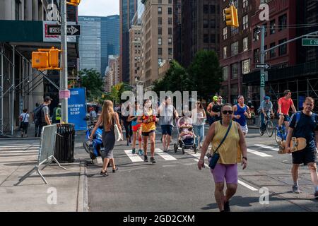 Fahrräder, Läufer und Fußgänger auf der Park Avenue am Samstag, den 7. August 2021 für die New York Summer Streets Veranstaltung. Nach einer pandemischen Pause sind die Summer Streets wieder da, 6.9 Meilen von Manhattan Straßen, die von 7:00 bis 13:00 UHR vom Verkehr freigemacht wurden. Das Ereignis wird sich am 14. August wiederholen. (© Richard B. Levine) Stockfoto