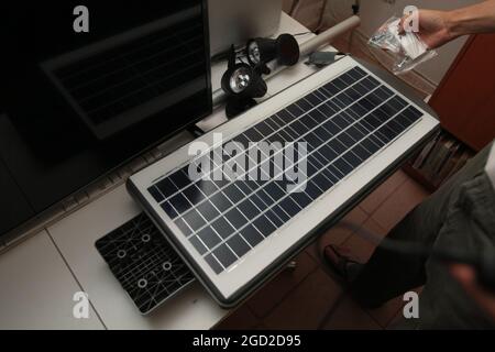 Maracaibo-Venezuela-27 – 07-2021- Eine solarbetriebene LED-Lampe wird vor der Installation überprüft - © JOSE ISAAC BULA URRUTIA Stockfoto