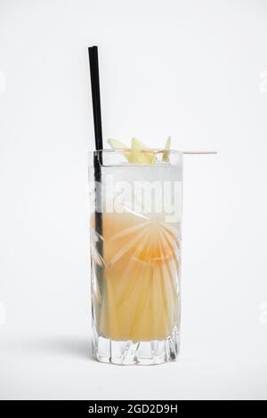 Erfrischendes Limonadengetränk oder Ananascocktail in Glas auf weißem Hintergrund Stockfoto