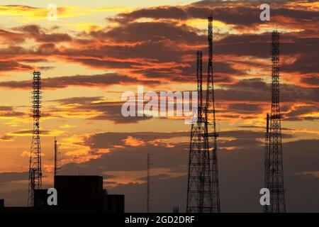 Maracaibo-Venezuela-20 – 07-2021- einige Fernsehantennen und Zelltürme werden im Morgengrauen gesehen. © JOSE ISAAC BULA URRUTIA Stockfoto