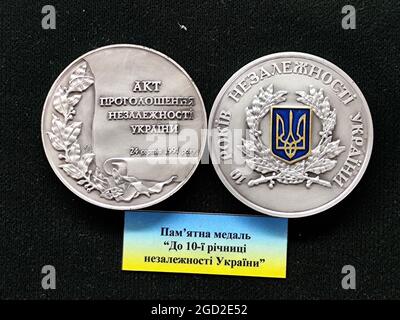 KIEW, UKRAINE - 10. AUGUST 2021 - die Vorder- und Rückseite des 10. Jahrestages der Unabhängigkeit der Ukraine sind in der Münzstätte des National B abgebildet Stockfoto