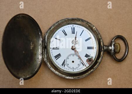 Gebrochene antike Taschenuhr. Stockfoto