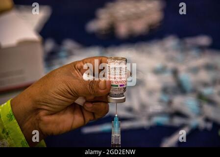 Barishal, Bangladesch. August 2021. BARISHAL, BANGLADESCH- AUGUST 10: Gesundheitshelfer bereitet die zweite Dosis des Impfstoffs AstraZeneca während eines Gesundheitsprogramms gegen Covid-19 vor, um Infektionen durch Coronavirus zu reduzieren, nachdem die positiven Fälle mit der Delta-Variante am 10. August 2021 zugenommen haben Barishal, Bangladesch. (Foto von Eyepix/Sipa USA) Quelle: SIPA USA/Alamy Live News Stockfoto