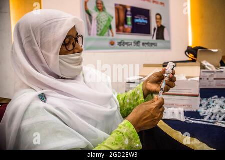 Barishal, Bangladesch. August 2021. BARISHAL, BANGLADESCH- AUGUST 10: Gesundheitshelfer bereitet die zweite Dosis des Impfstoffs AstraZeneca während eines Gesundheitsprogramms gegen Covid-19 vor, um Infektionen durch Coronavirus zu reduzieren, nachdem die positiven Fälle mit der Delta-Variante am 10. August 2021 zugenommen haben Barishal, Bangladesch. (Foto von Eyepix/Sipa USA) Quelle: SIPA USA/Alamy Live News Stockfoto