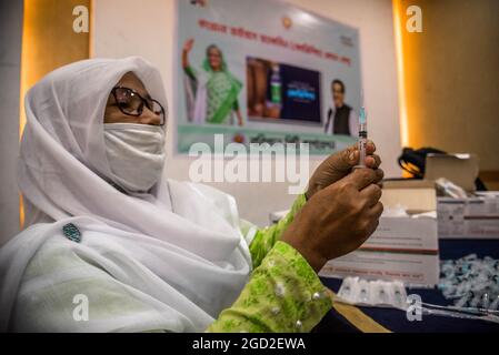 Barishal, Bangladesch. August 2021. BARISHAL, BANGLADESCH- AUGUST 10: Gesundheitshelfer bereitet die zweite Dosis des Impfstoffs AstraZeneca während eines Gesundheitsprogramms gegen Covid-19 vor, um Infektionen durch Coronavirus zu reduzieren, nachdem die positiven Fälle mit der Delta-Variante am 10. August 2021 zugenommen haben Barishal, Bangladesch. (Foto von Eyepix/Sipa USA) Quelle: SIPA USA/Alamy Live News Stockfoto