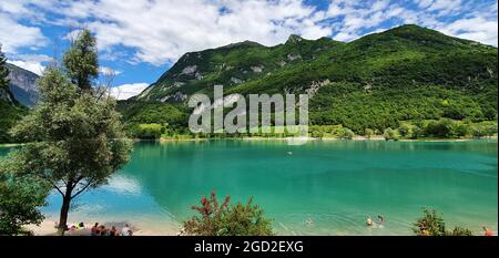 Tenno Italien August 2021 Blick auf den Tenno See und die Berge bei schönem Wetter mit blauem Himmel Stockfoto