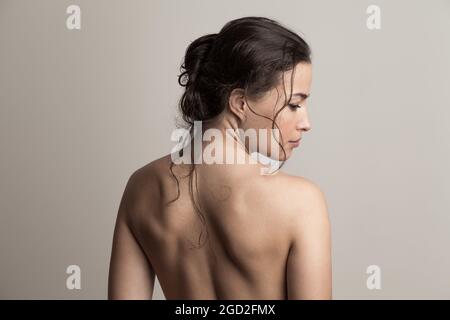 Natürliche Schönheit Konzept junge Frau mit nassem Haar im Bun-Profil Stockfoto