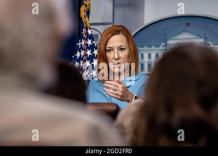 Jen Psaki, die Pressesprecherin des Weißen Hauses, spricht bei einer täglichen Pressekonferenz im Weißen Haus in Washington am 10. August 2021 in Washington DC. Foto von Ken Cedeno/Pool/ABACAPRESS.COM Stockfoto