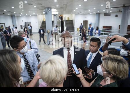 Washington, Usa. August 2021. Senator Tim Scott, R-SC, spricht mit Reportern in der SenatsU-Bahn des US-Kapitols, während der Senat am Dienstag, dem 10. August 2021, über das parteiübergreifende Infrastrukturgesetz in Washington, DC, abstimmt. Präsident Joe Biden wird heute Nachmittag im Weißen Haus den Infrastructure Investment and Jobs Act unterzeichnen. Foto von Sarah Silbiger/UPI Credit: UPI/Alamy Live News Stockfoto