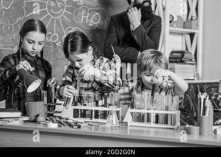 Kinderbetreuung und Entwicklung. Schulklassen. Kinder liebenswert Freunde mit Spaß in der Schule. Konzept des Chemielabors der Schule. Praktikumlehrer Stockfoto