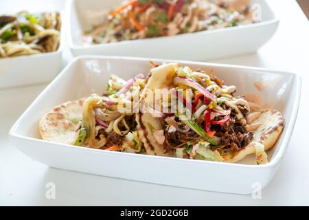 Zwei Hausgemachte, Geschredderte Schweinefilet-Tacos Stockfoto