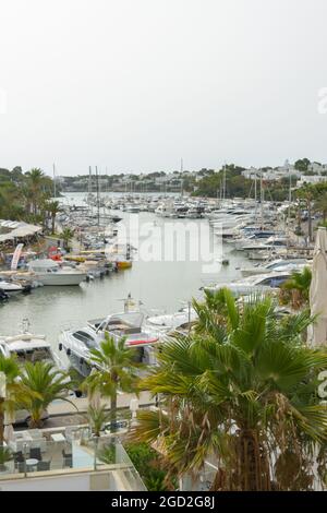 Blick auf den Sporthafen von cala dor mallorca spanien Stockfoto