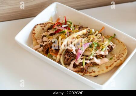 Zwei Hausgemachte, Geschredderte Schweinefilet-Tacos Stockfoto