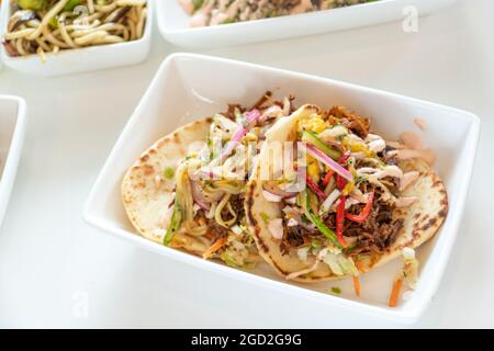 Zwei Hausgemachte, Geschredderte Schweinefilet-Tacos Stockfoto