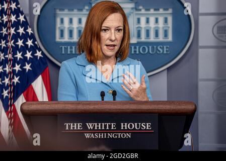 Washington, Usa. August 2021. Die Pressesprecherin des Weißen Hauses, Jen Psaki, spricht am Dienstag, dem 10. August 2021, bei einer täglichen Pressekonferenz im Weißen Haus in Washington, DC. Foto von Ken Cedeno/UPI Credit: UPI/Alamy Live News Stockfoto