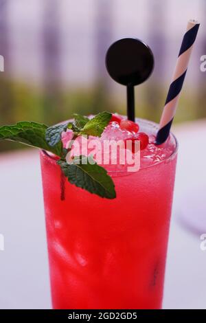 Cocktail-Parfüm, Granatapfelsaft und alkoholisches Getränk auf Zitronenbasis Stockfoto