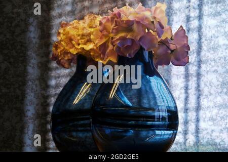 Blaue Glasblume Vase auf blauem Hintergrund Stockfoto