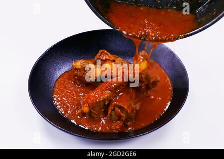 Langsam gekochtes indisches Lamm oder Hammelschenkelcury, auch bekannt als Nalli-rogan josh Stockfoto