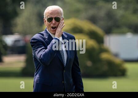 Washington, Usa. August 2021. US-Präsident Joe Biden kehrt aus Wilmington, Delaware, zurück, als er am 10. August 2021 in Washington DC von Marine One auf dem South Lawn des Weißen Hauses geht. Foto von Ken Cedeno/Sipa USA Kredit: UPI/Alamy Live News Stockfoto