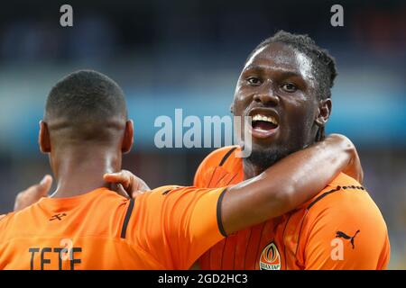 KIEW, UKRAINE - 10. AUGUST 10: Lassina Traore von Shakhtar Donetsk feiert nach dem Tor seiner Mannschaft das erste Tor in der UEFA Champions League: Drittes Qualifying Round Leg zwei Spiel zwischen Shakhtar Donetsk und KRC Genk bei NSK Olimpiejsky am 2021. August 2014 in Kiew, Ukraine (Foto von Andrey Lukatsky/Orange Picts) Stockfoto