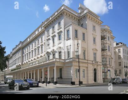 Rolls Royces vor Häusern auf der Nordseite des Eaton Square, Belgravia, London, Großbritannien. Das teuerste Hotel in London. Häuser kosten 17 Mio. £(2020) Stockfoto