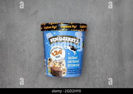 Rotterdam, Niederlande - 2021. August: Ben & Jerry's gesalzenes Karamell Brownie Ice Cream auf natürlichem steingrauem Hintergrund. Stockfoto