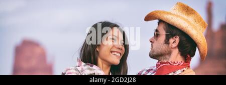 Glücklich lächelnd interracial paar verliebt. Schöne junge asiatische Frau lachend Mann mit Cowboy-Hut auf USA Reise, Natur Landschaft Banner im Freien Stockfoto