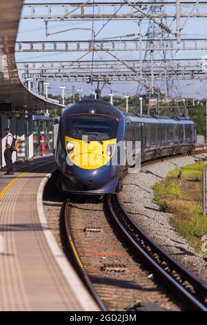 Ein Hochgeschwindigkeitszug der südöstlichen Eisenbahn kommt an einem sonnigen Morgen am Bahnhof Ebbsfleet International in Kent, Großbritannien, an. Stockfoto