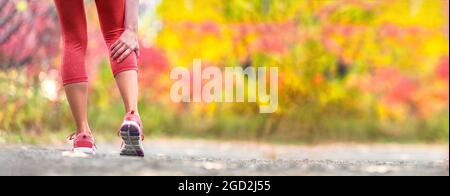 Sportverletzung Läuferin Frau mit Schmerzen, die während des Traillaufes im Freien den Beinkälbermuskel zurückhält, der durch Krämpfe verletzt wird. Unfall mit Laufmuskeln. Stockfoto