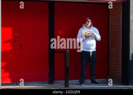 Sheffield, Großbritannien. August 2021. Ein Fan von Sheffield United vor dem Spiel in Sheffield, Großbritannien am 8/10/2021. (Foto von Ben Early/News Images/Sipa USA) Quelle: SIPA USA/Alamy Live News Stockfoto