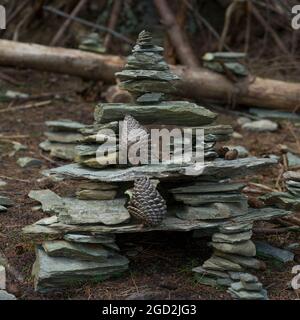 Steinhaufen, Queenstown Hill Time Walkway, Queenstown, Otago Region, South Island, Neuseeland Stockfoto